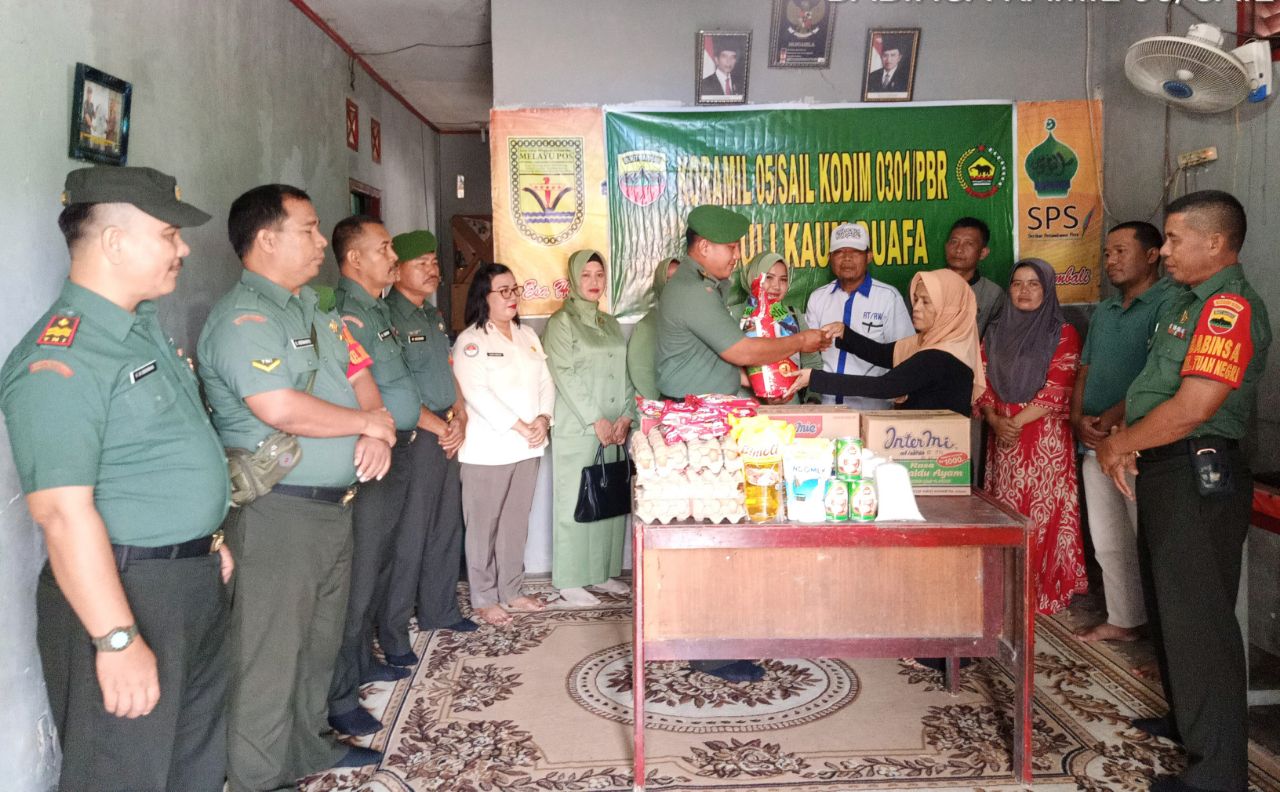 Babinsa Kodim 0301/Pekanbaru Bersama Persit KCK Ranting 6 Dan PNS Salurkan Bantuan Sembako Kepada Warga Kurang Mampu