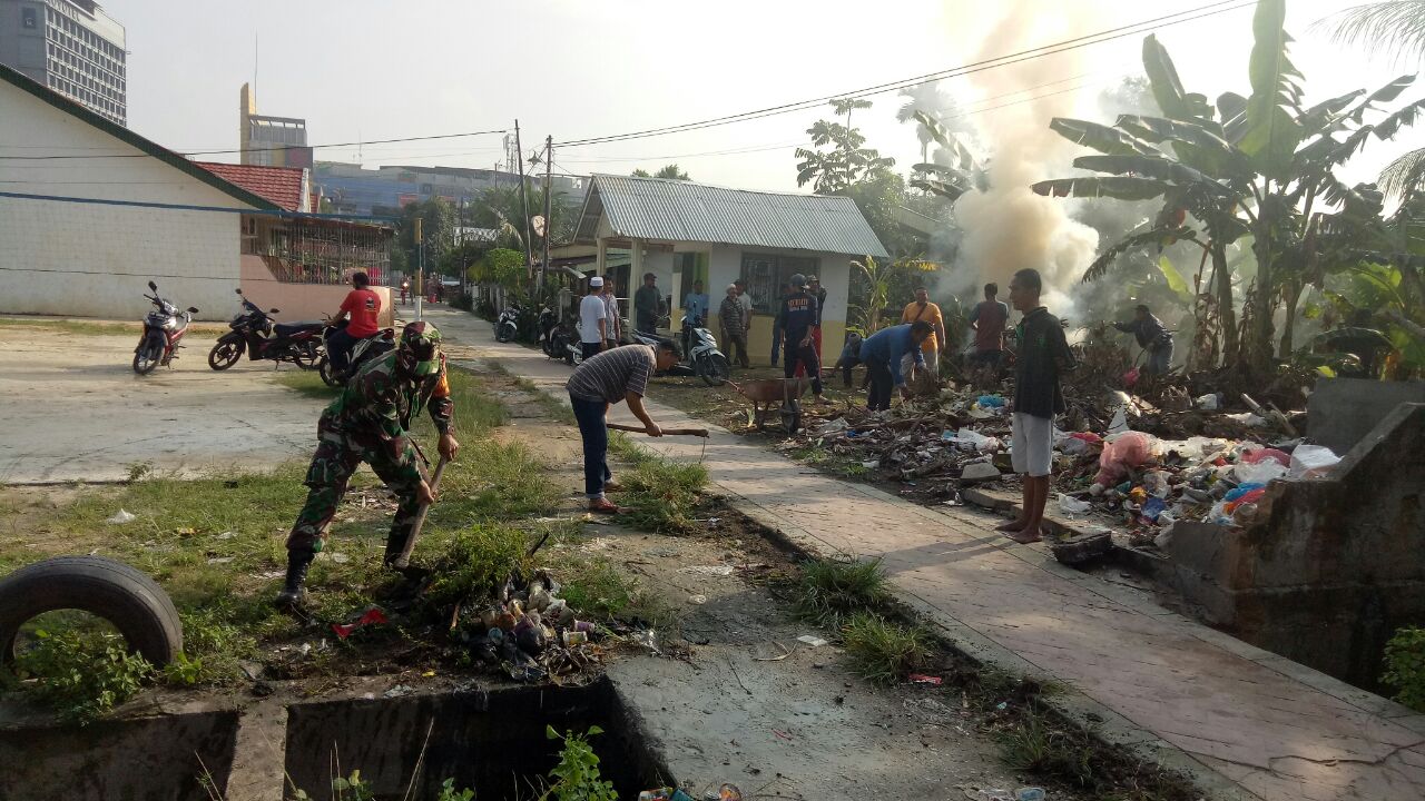 Prajurit Kodim 0301/PBR Laksanakan Gotong Royong Bersama Masyarakat Kelurahan Padang Terubuk