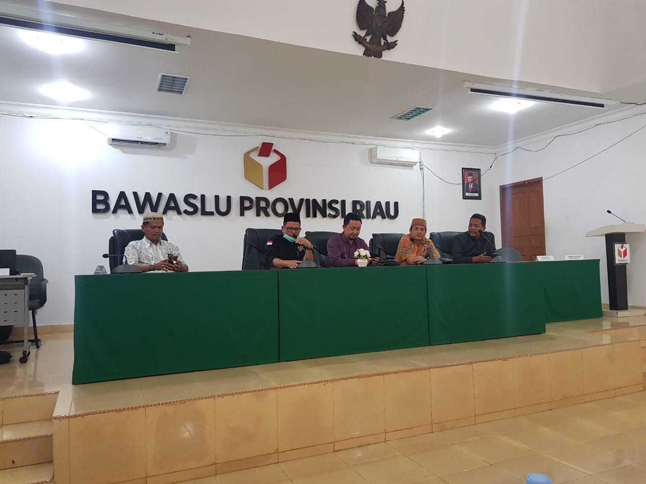 Disambangi Anggota DPR RI, Rusidi Rusdan Curhat Kondisi Jalan Kantor Bawaslu Riau Yang Belum Aspal