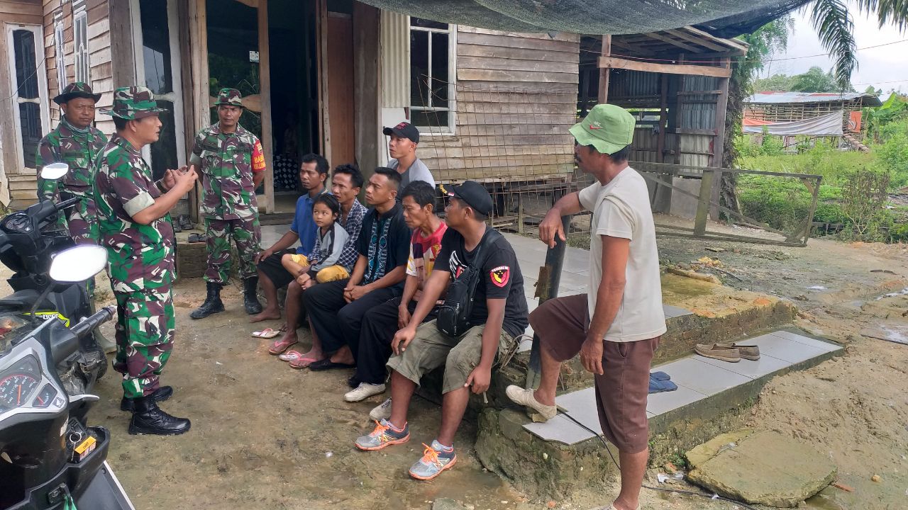 Pasiter Kodim 0301/Pekanbaru Cek Kinerja Babinsa Tentang Kegiatan Sosialisasi Karhutla