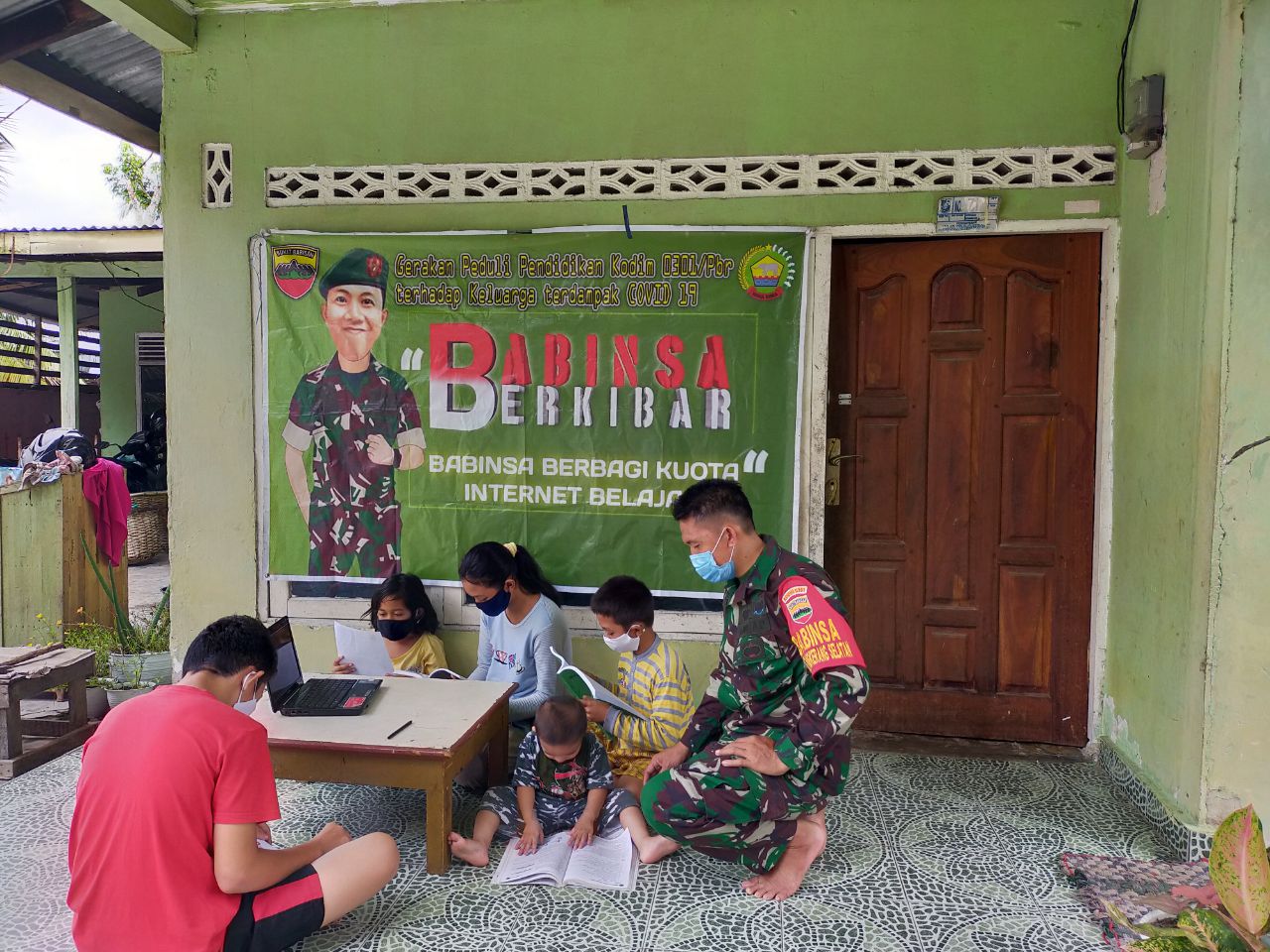 Babinsa Kodim 0301/Pekanbaru Terus Sosialisasikan Program Babinsa Berkibar Berbagi Internet Gratis
