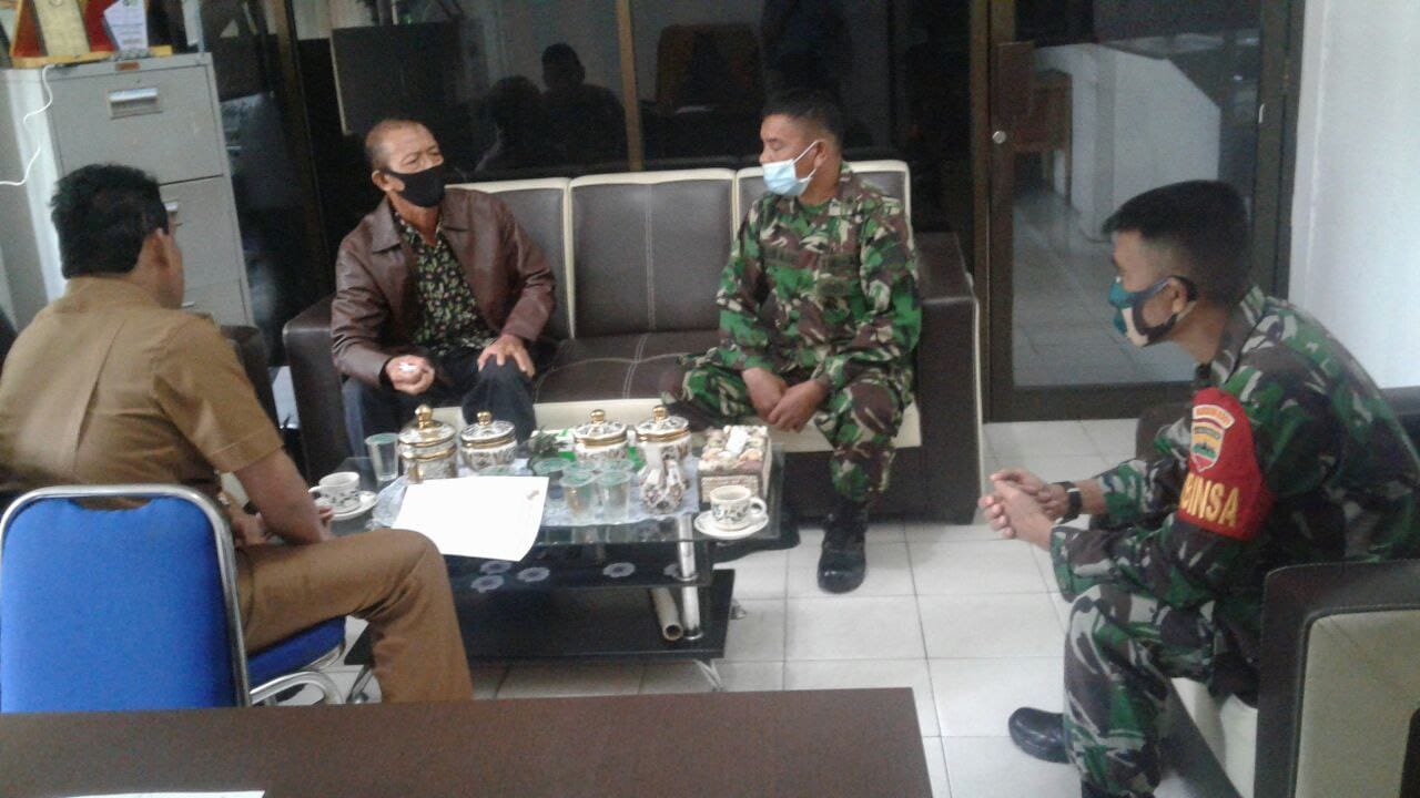 Jalin Silaturahmi, Babinsa Kodim 0301/PBR Laksanakan Komsos Bersama Perangkat Kelurahan