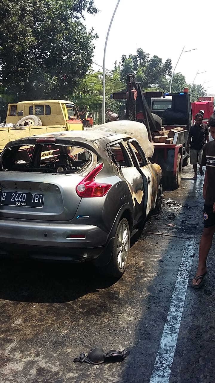 Akibat Konsleting,Sebuah Mobil Terbakar di Depan Ancol