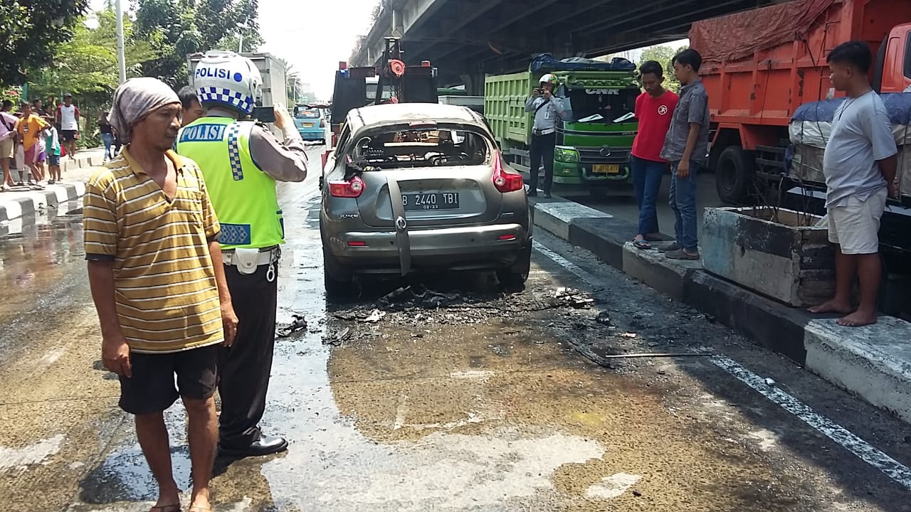 Akibat Konsleting,Sebuah Mobil Terbakar di Depan Ancol