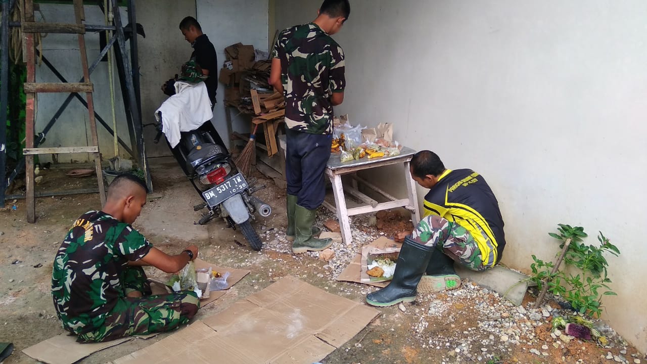 Sambil Istirahat, Inilah Cara Personil Satgas TMMD Ke-108 Kodim 0301/PBR Menghilangkan Lelah Dilokasi Sasaran 8
