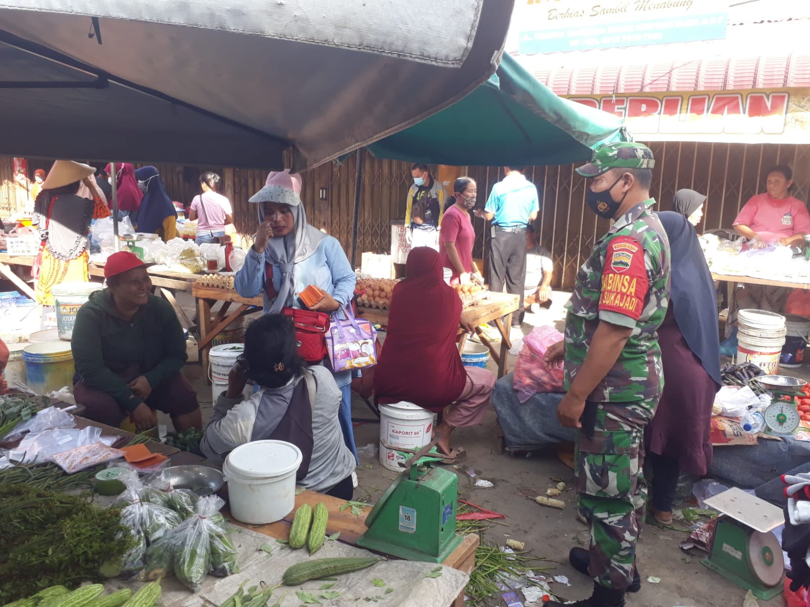 Tanpa Kenal Lelah, Babinsa Kodim 0301/PBR Lakukan Penegakkan Protokol Kesehatan di Pasar Cik Puan