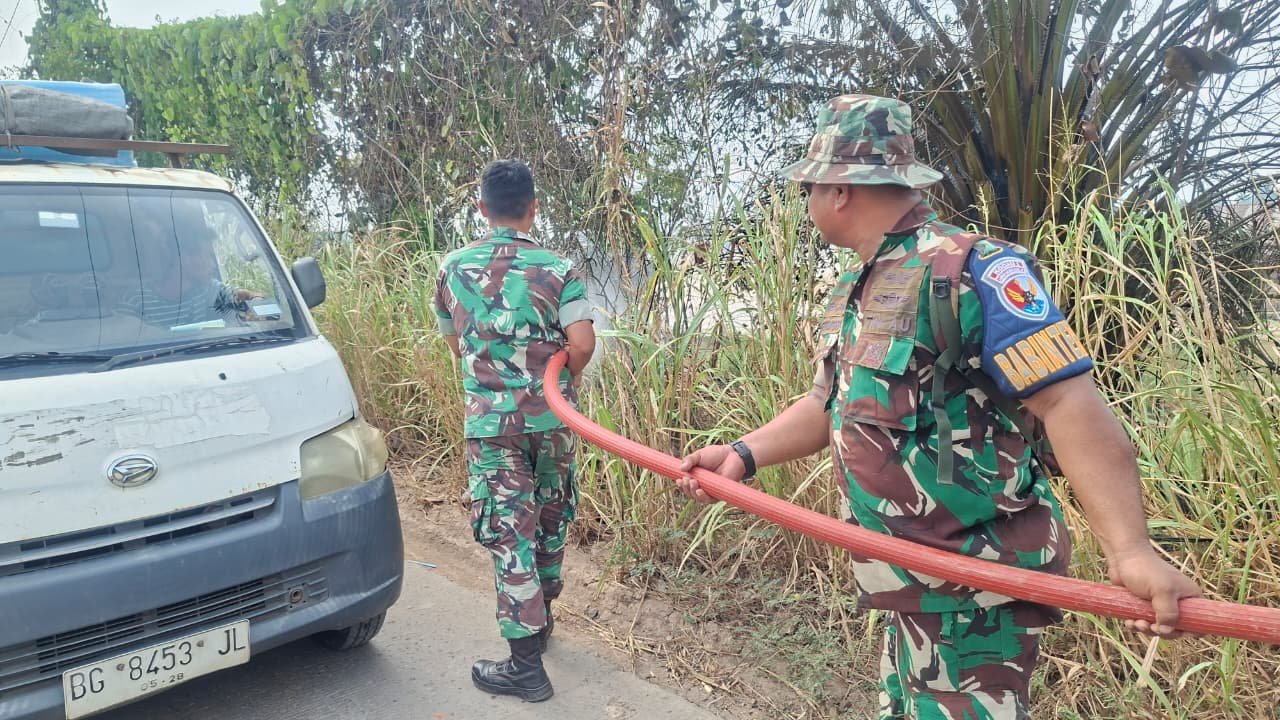 Terimakasih Dari Warga, Personel Lanud SMH Jajaran Kodau I Berhasil Atasi Kebakaran