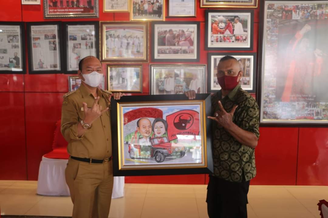 Pelukis Disabilitas Dari Sei Percut Deli Serdang Berikan Kejutan Manis Kepada Bupati Taput Melalui Sebuah Lukisan