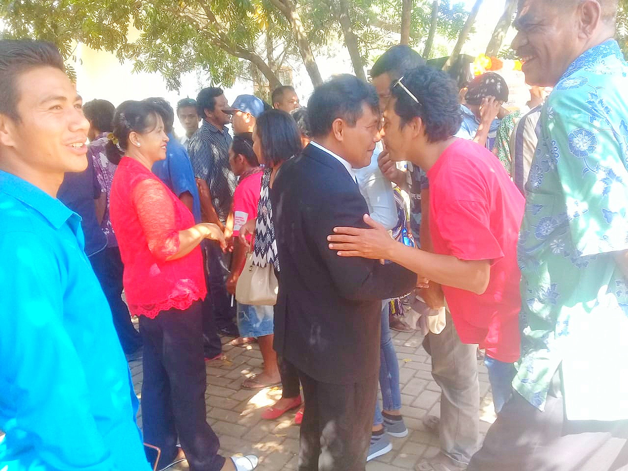 Bupati dan Wakil Bupati Sumba Barat Daya Dilantik, Warga Padati Kediamannya