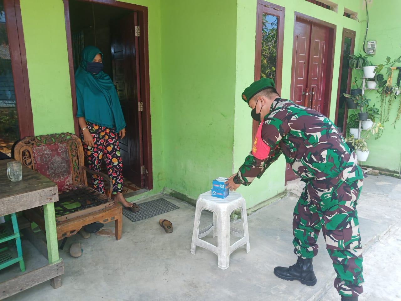 Peduli Masyarakat Yang Isoman, Babinsa Kodim 0301/PBR Salurkan Bansos dan Multivitamin di Kelurahan Lembah Damai