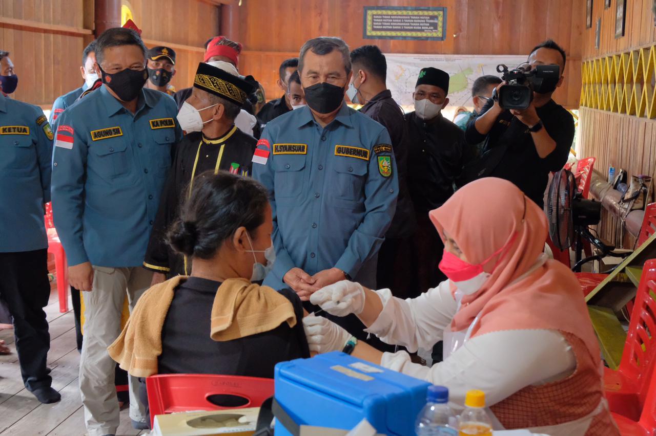 Vaksinasi Kemerdekaan Polda Riau Layani Masyarakat Pedalaman Yang Tak Miliki NIK