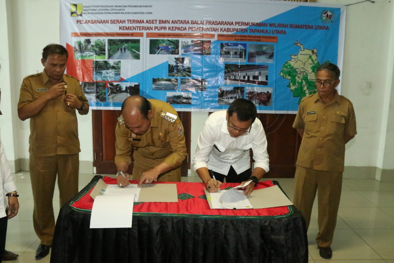 Bupati Taput Menandatangi Berita Acara Serah Terima Aset BMN Dari Kementerian PUPR