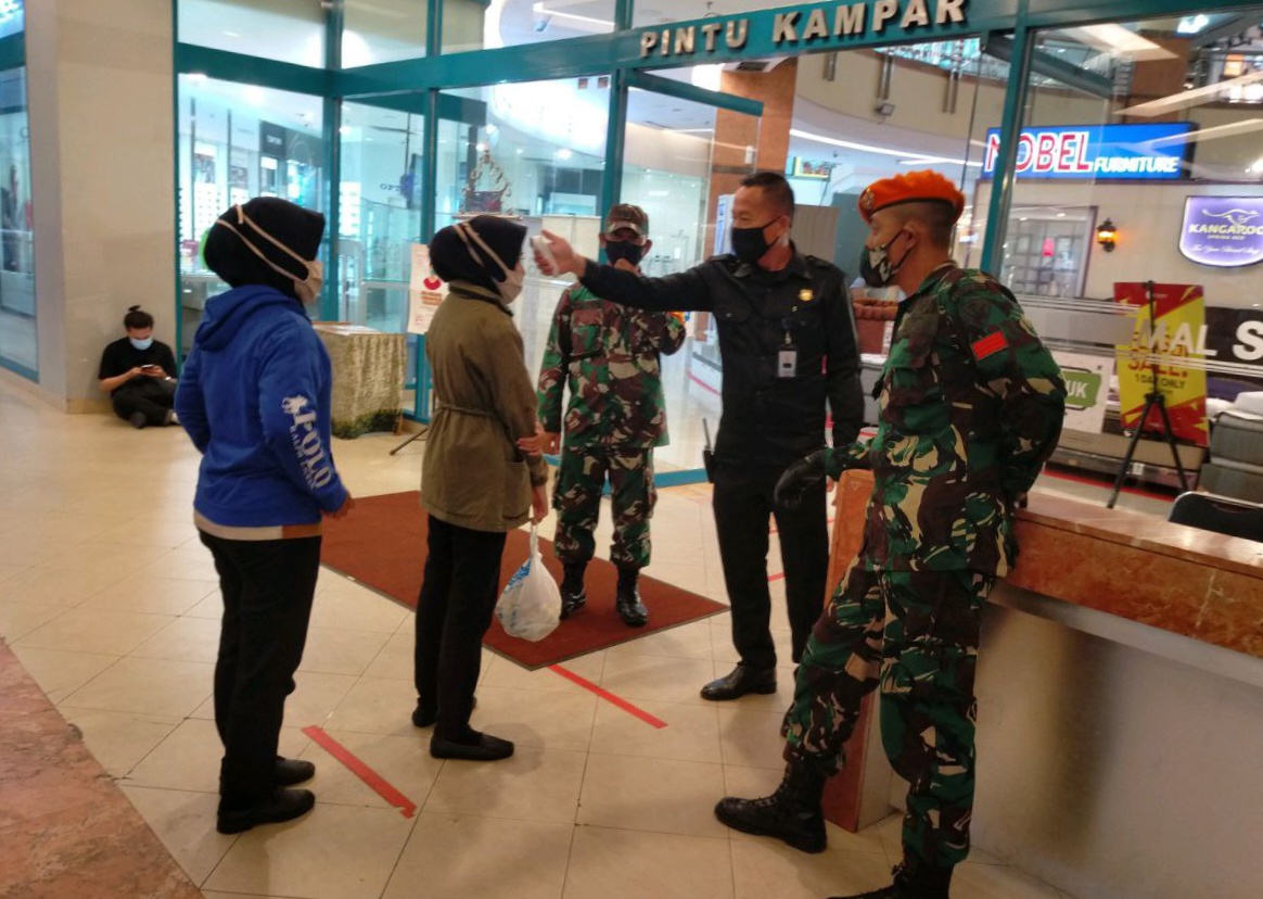 Babinsa Kodim 0301/PBR Terus Bersinergi Imbau Pengunjung Menjalankan Protokol Kesehatan