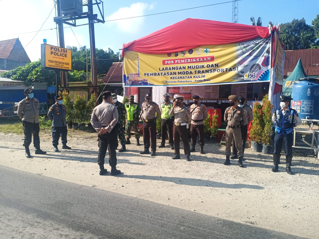 Personil Babinsa Kodim 0301/PBR Bersama Tenaga Kesehatan dan Polri Serta Satpol PP Lakukan Penjagaan di Pos Penyekatan di Jalan Lintas Timur KM 22