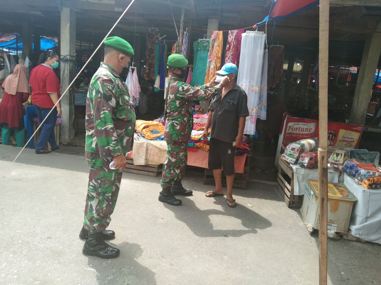 Hari Kedua Lebaran Idul Fitri 1442 H, Personil Kodim 0301/PBR Laksanakan Patroli Pemberlakuan PPKM Serta Bagikan Masker di Pasar 50 Kelurahan Pesisir