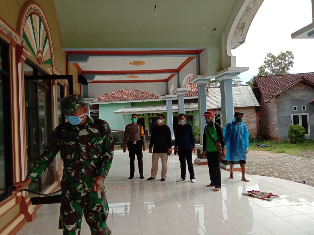 Antisipasi Covid-19, Tiyuh Candra Jaya Melakukan Penyemprotan Disinfektan Secara Masal 