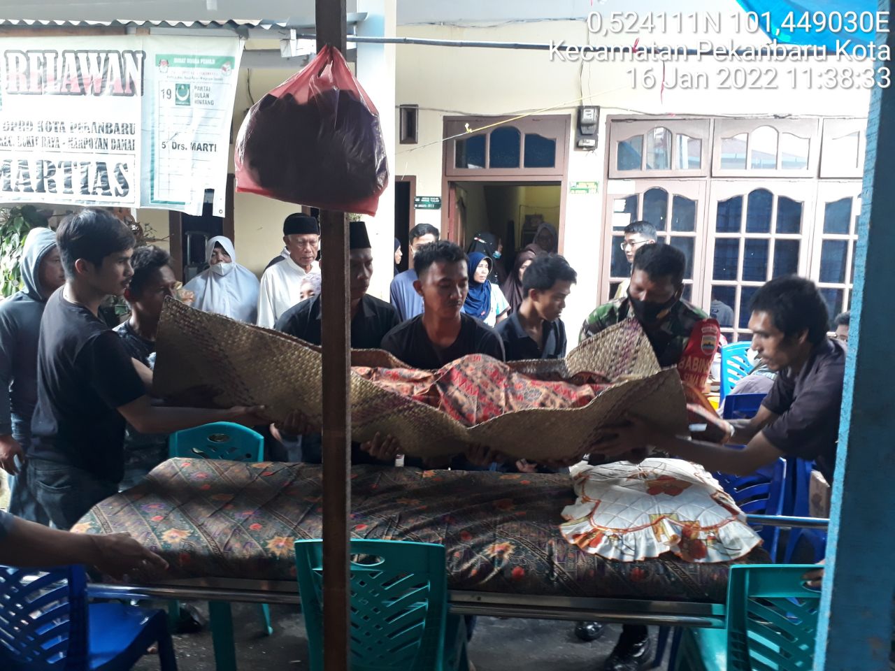 Babinsa Kodim 0301/PBR Lakukan Komsos Serta Melayat Ke Rumah Duka Warga di Kelurahan Sumahilang