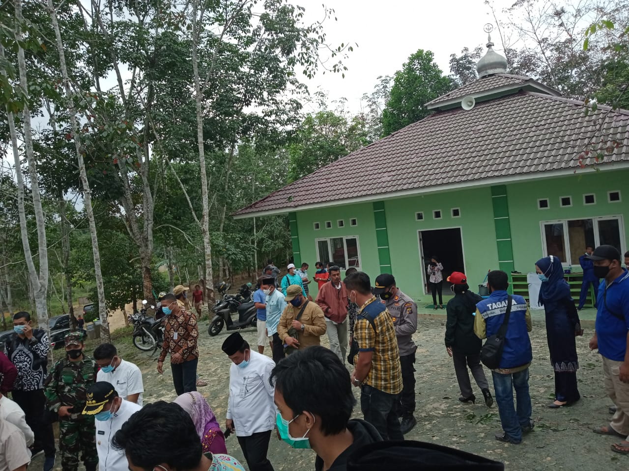 Polsek Tenayan Raya Amankan Lokasi Semburan Gas Bumi Dan Bantu Evakuasi Santri Ponpes Al Ihsan