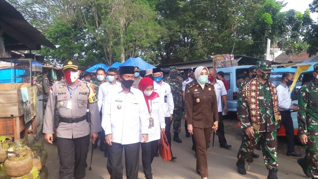 Kunjungan Danrem 043 (GATAM) Lampung Disambut Plt. Bupati Lampura Beserta Jajarannya Di Posko Check Point Pasar Central Kotabumi