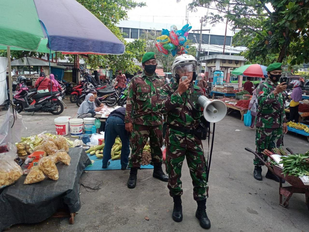 Perketat Prokes, Personil Kodim 0301/PBR Terus Laksanakan Patroli Prokes di Pasar