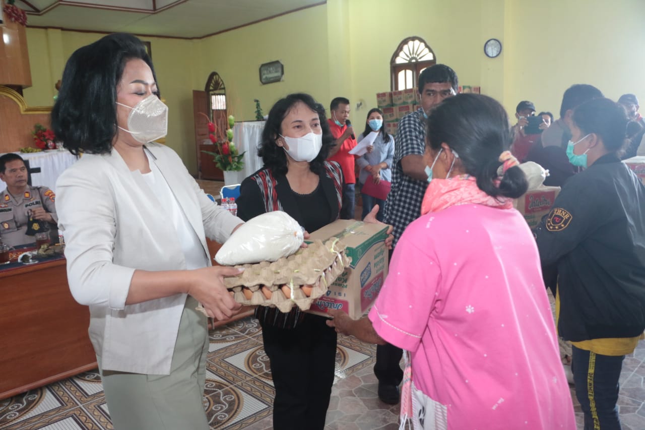 Kunjungi Korban Bencana Negeri Sigotom, Ketua TP PKK Tapanuli Utara Ajak Masyarakat Tebar Kasih