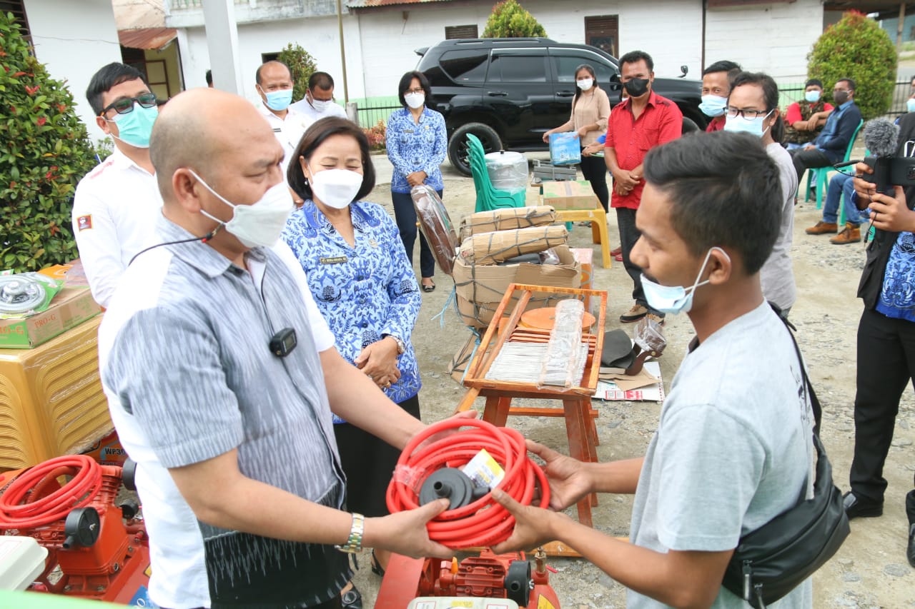 Pulihkan Ekonomi Ditengah Pandemi Covid-19, Bupati Taput Serahkan Bantuan Kepada Pelaku UMKM