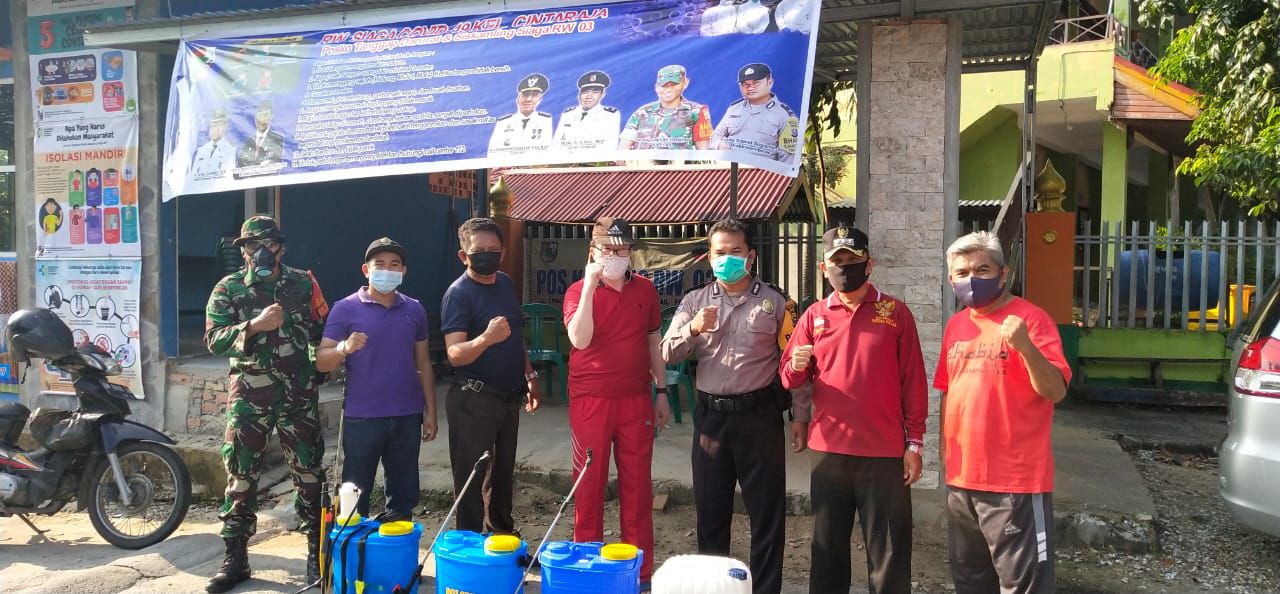 Bulan Suci Ramadhan 1441 H, Babinsa Kodim 0301/Pekanbaru Bersama Tokoh Masyarakat Melakukan Penyemprotan Disenfektan di Kelurahan Cinta Raja