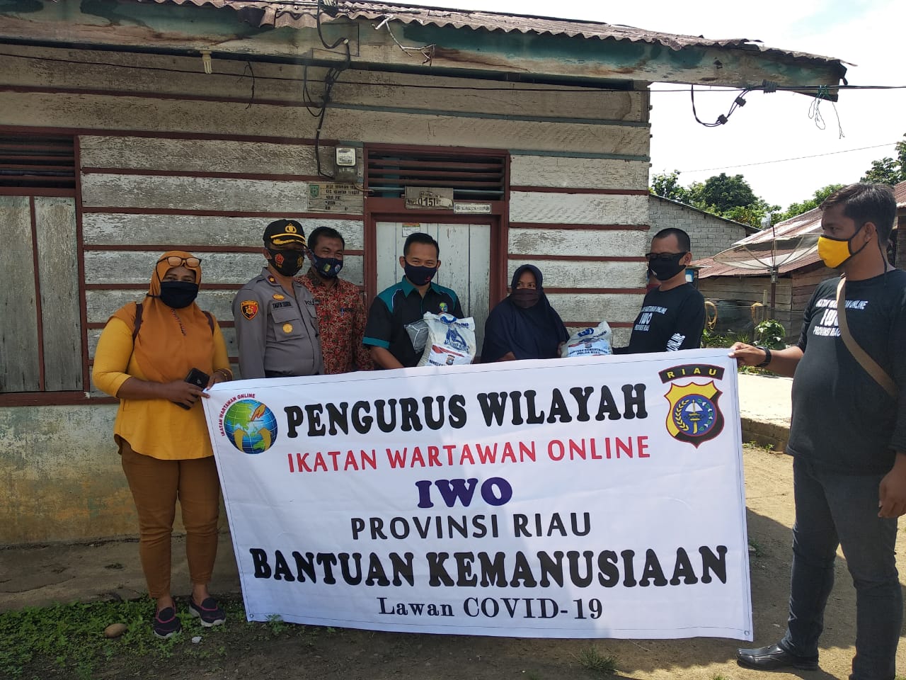 IWO Riau Serahkan Bantuan Kemanusiaan Polda Riau Kepada IWO Kuansing di Taluk Kuantan