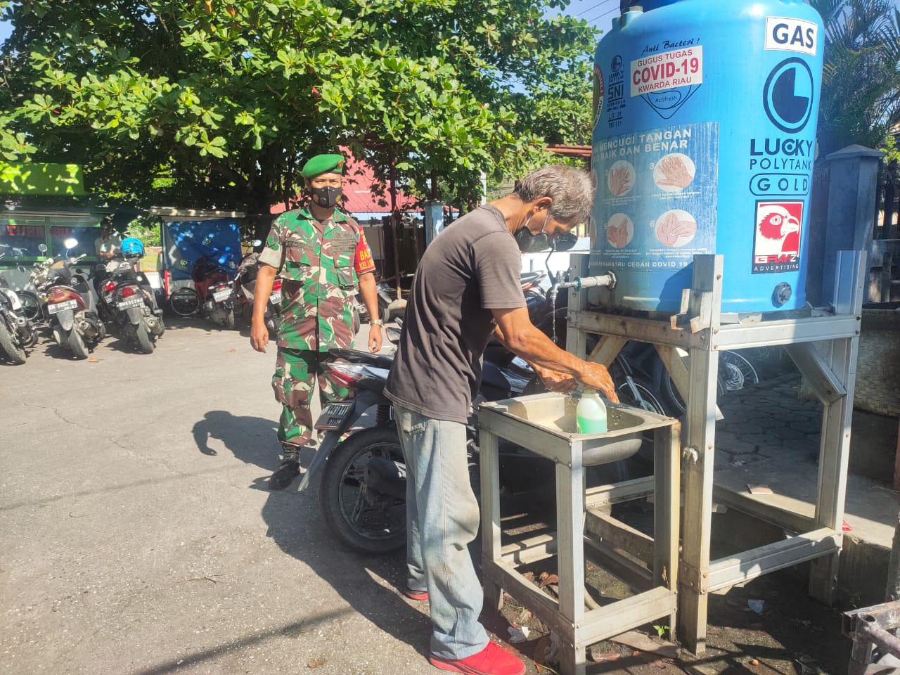 Babinsa Kodim 0301/PBR Berikan Himbauan Tentang Prokes Kepada Pengunjung Dan Pedagang Pasar Rumbai