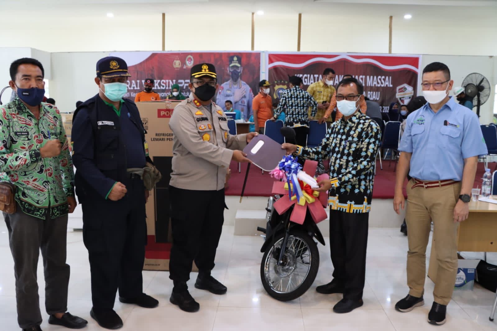 Kapolres Siak Serahkan Satu Unit Sepeda Motor Hadiah Undian Pekan Vaksinasi Gelombang Pertama