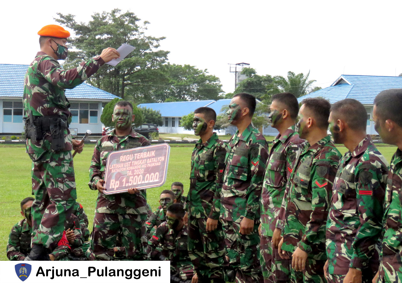 Danyonko 462 Paskhas Berikan Penghargaan Kepada Regu Terbaik Dalam Latihan Uji Siap Tempur Yonko TA 2020