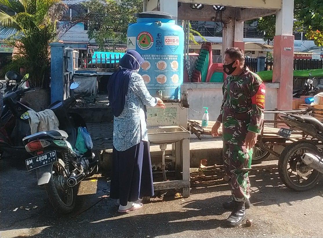 Babinsa Kodim 0301/PBR Terus Berikan Himbauan Kepada Pedagang dan Pengunjung di Pasar Rumbai