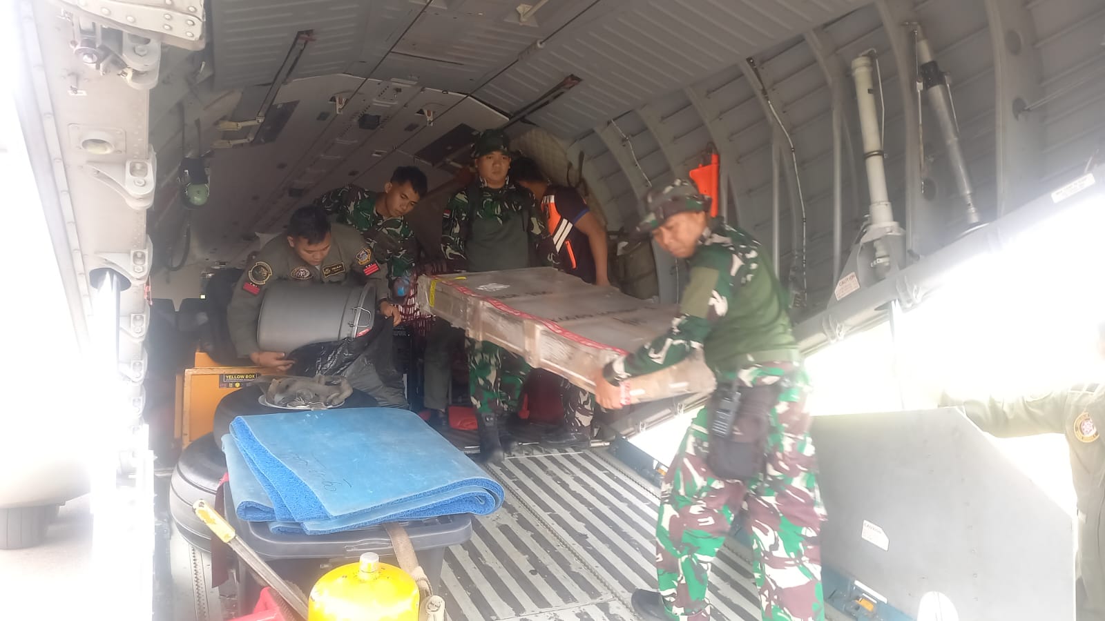 Cepat, Tepat dan Humanis Pesawat TNI AU Bantu Evakuasi Warga Terdampak Yang Sakit