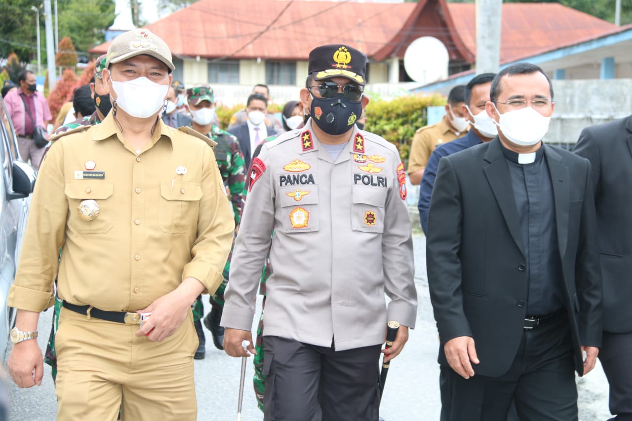Bupati Taput Bersama Ompui Ephorus HKBP Terima Kunker Kapolda Sumut Dalam Rangka Pelaksanaan Vaksinasi Polri di Kantor Pusat HKBP Pearaja Tarutung