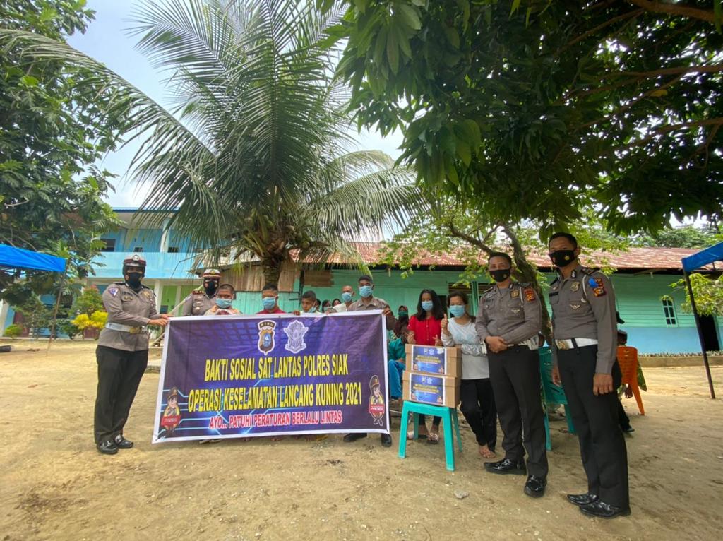 Dalam Rangka Operasi Keselamatan Lancang Kuning 2021, Satlantas Polres Siak Gelar Bakti Sosial Bagikan Paket Sembako di Enam Lokasi
