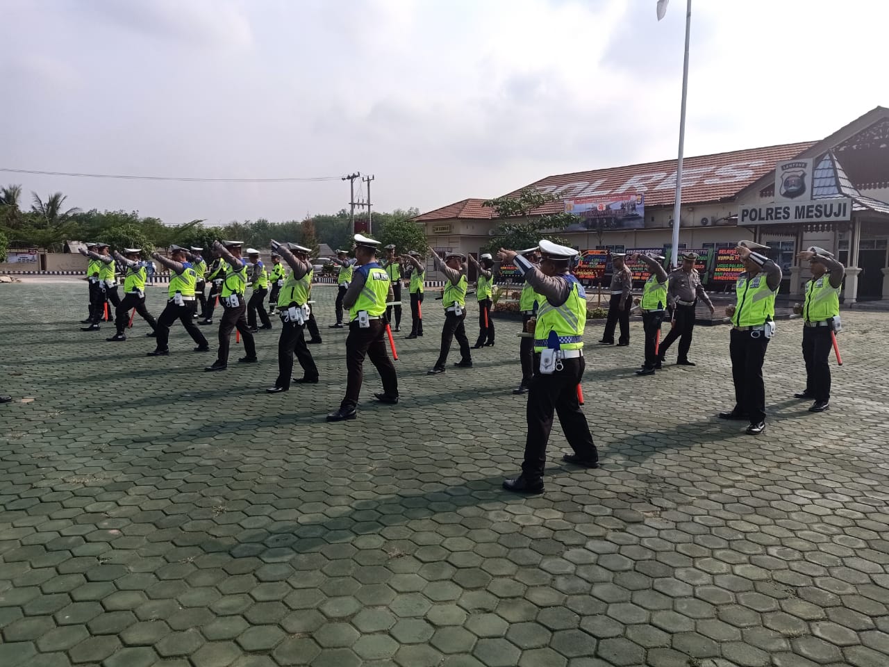 Tingkatkan Kemampuan Personil Polres Mesuji Latihan Bela Diri