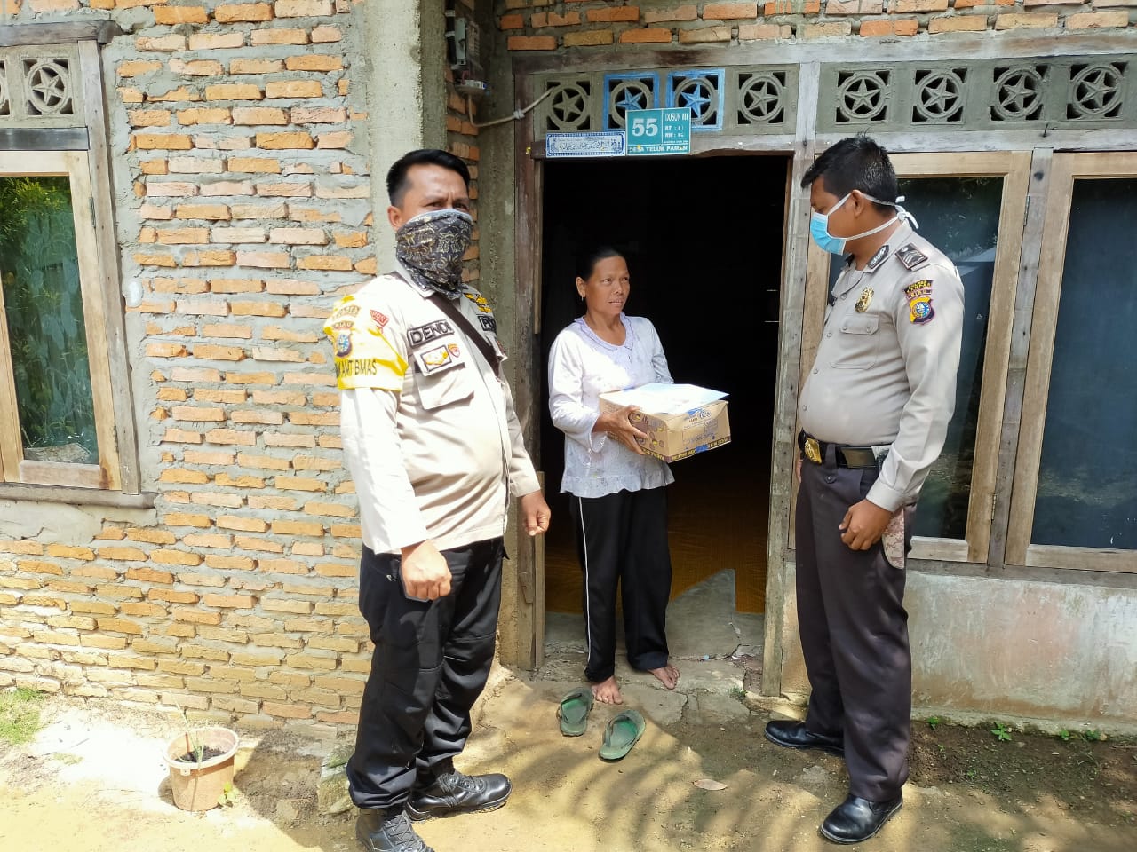 Personel Polsek Kampar Kiri Kembali Membagikan Sembako Bantu Warga Terdampak Covid-19