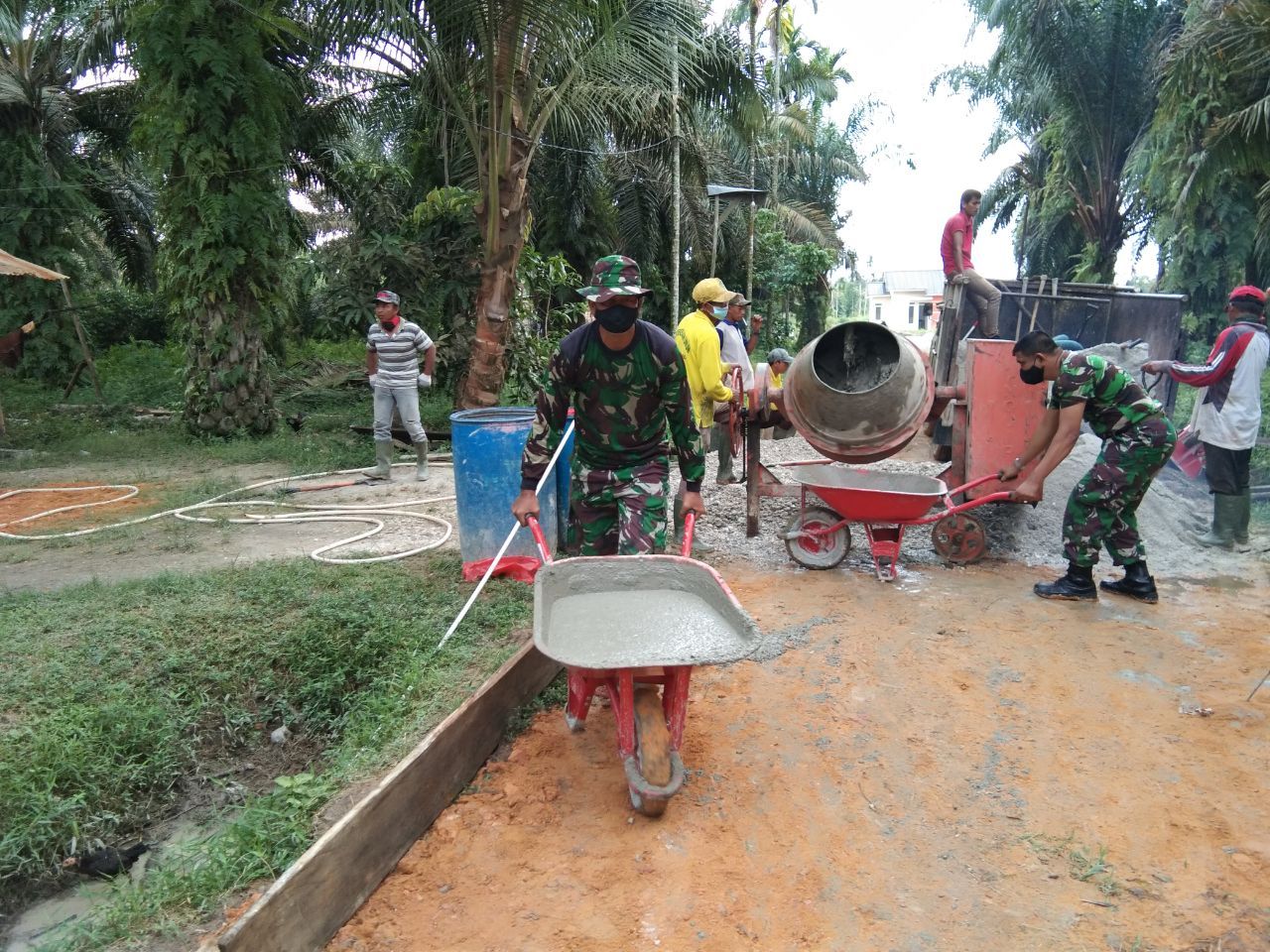Pada Sasaran 7 Semenisasi Gang Roy, Warga RT 02 Kelurahan Tebing Tinggi Okura Ucapkan Terima Kasih Atas Pelaksanaan TMMD Ke 108