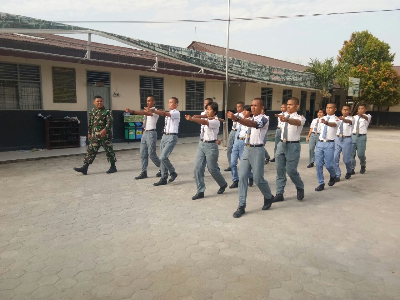 Babinsa Kodim 0301/Pekanbaru Latih PBB, Tingkatkan Disiplin dan Fisik Prima Pelajar SMA Taruna