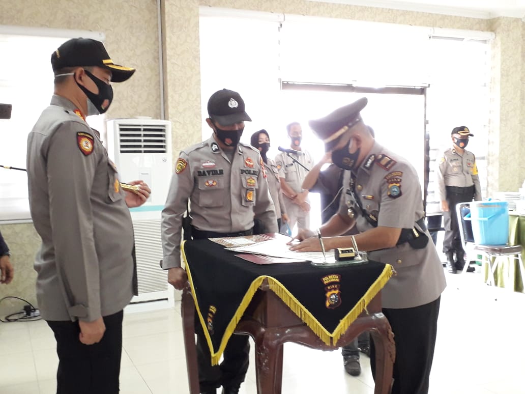 Kapolresta Pekanbaru Pimpin Sertijab Dua Kapolsek dan Kabagren