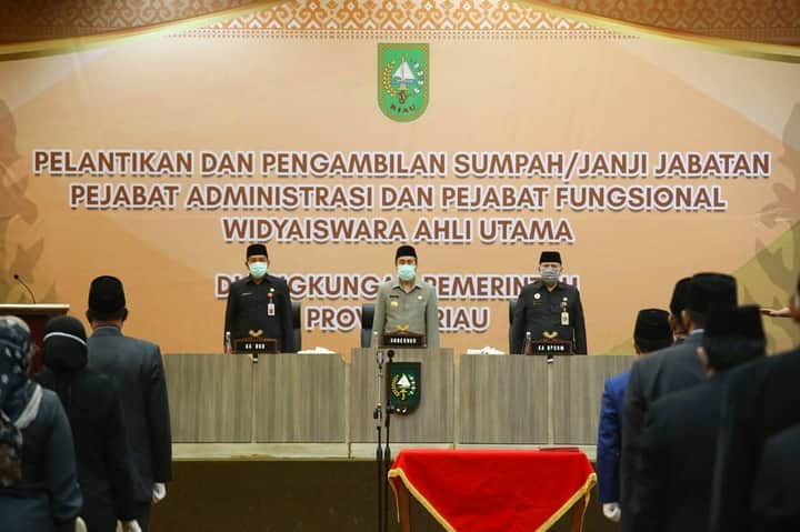 Gubri Melantik dan Pengambilan Sumpah Jabatan Pejabat Administrasi dan Pejabat Fungsional di Lingkungan Pemprov Riau