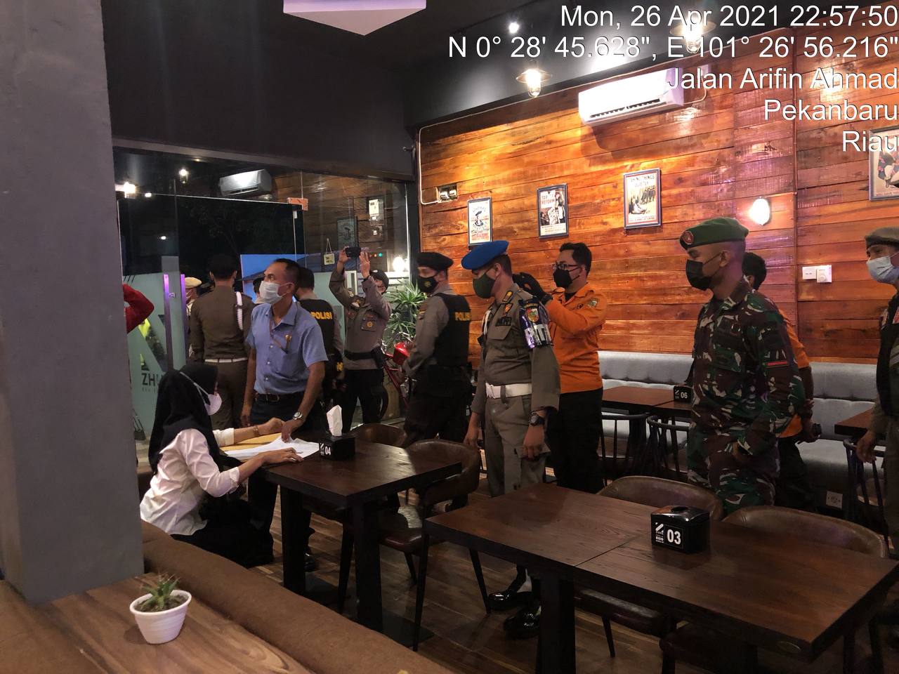 Personil Kodim 0301/PBR Ikut Hadir Dalam Patroli Penertiban PPKM dan Prokes Covid-19 di Beberapa Pusat Kuliner