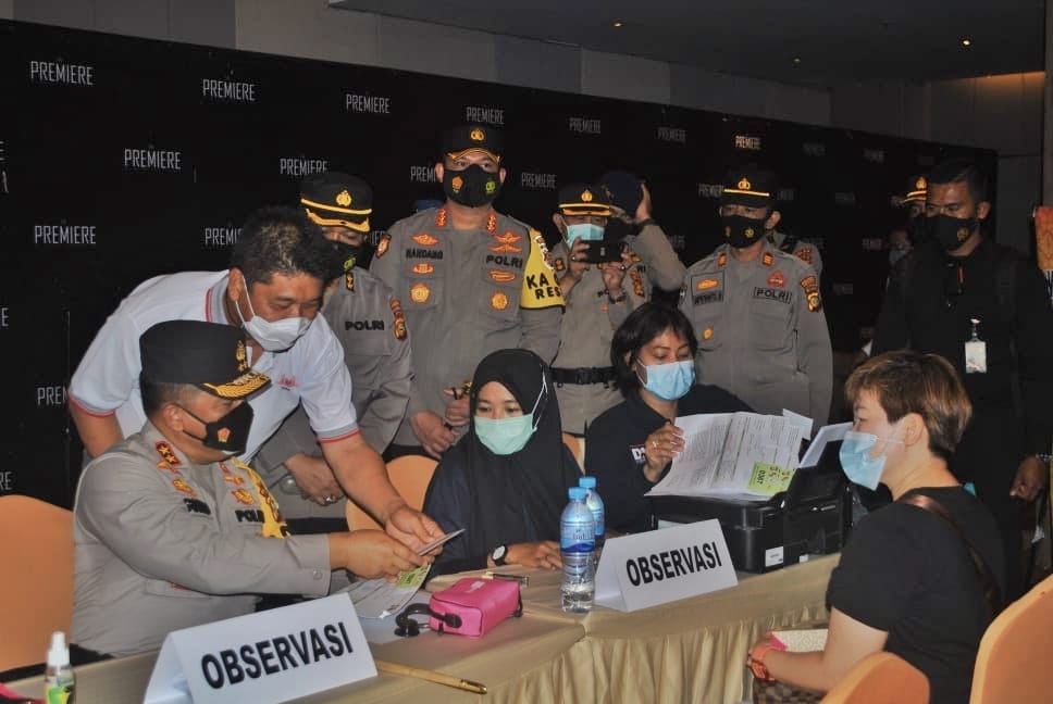 Kapolresta Pekanbaru Dampingi Kapolda Riau Meninjau Kegiatan Gerakan 5000 Vaksinasi Lansia, Dalam Rangka Mendukung Program Strategis Nasional Vaksinasi Covid-19