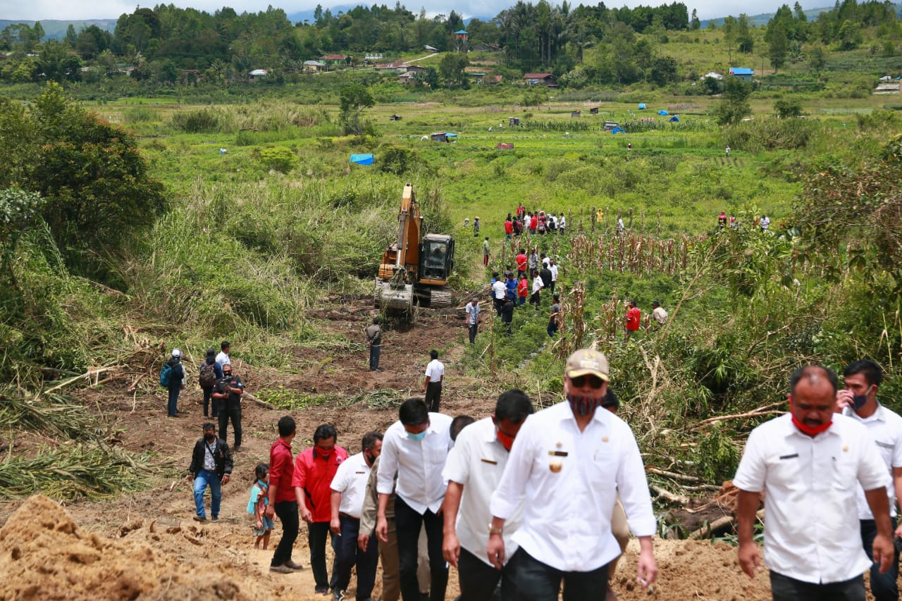 Bupati Taput Tinjau Pembukaan Jalan Usaha Tani Menghubungkan Desa Pagaran dan Desa Banualuhu Sepanjang 700 Meter