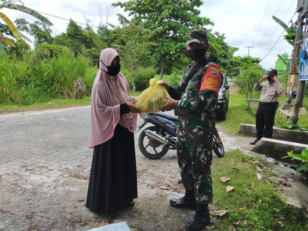 Babinsa Kodim 0301/Pekanbaru Membagikan Paket Sembako Dari Dinas Sosial di Kelurahan Sidomulyo Barat