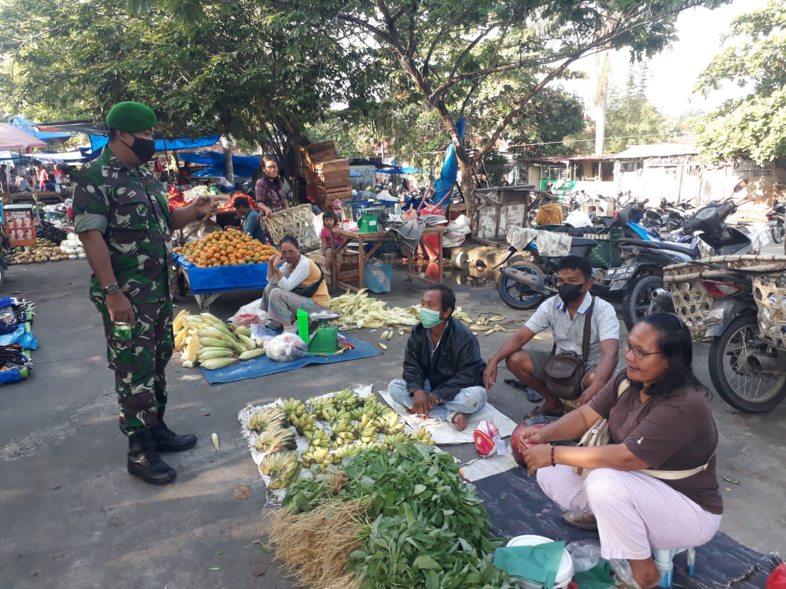 Babinsa Kodim 0301/PBR Aktif Berikan Himbauan Prokes di Pasar Tradisional Rumbai