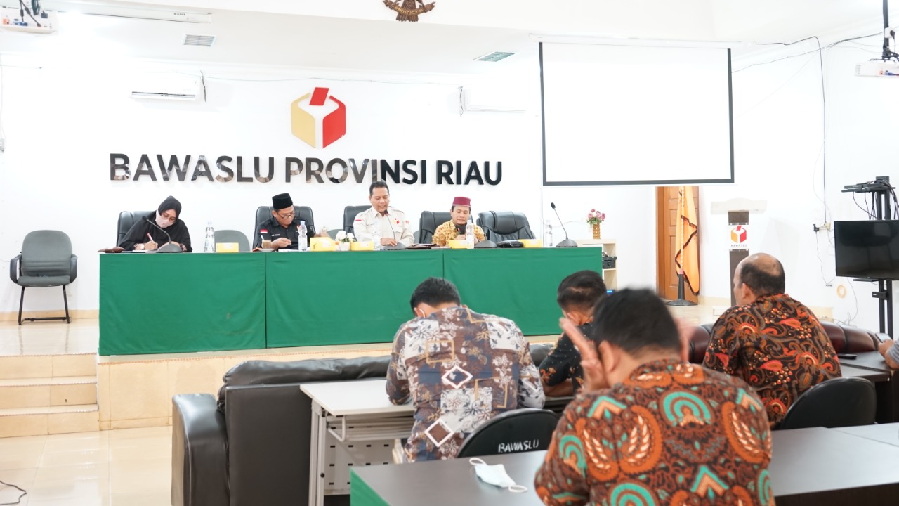 Bawaslu Riau Bersama 5 Kabupaten Susun Keterangan Tertulis Untuk Persidangan di MK