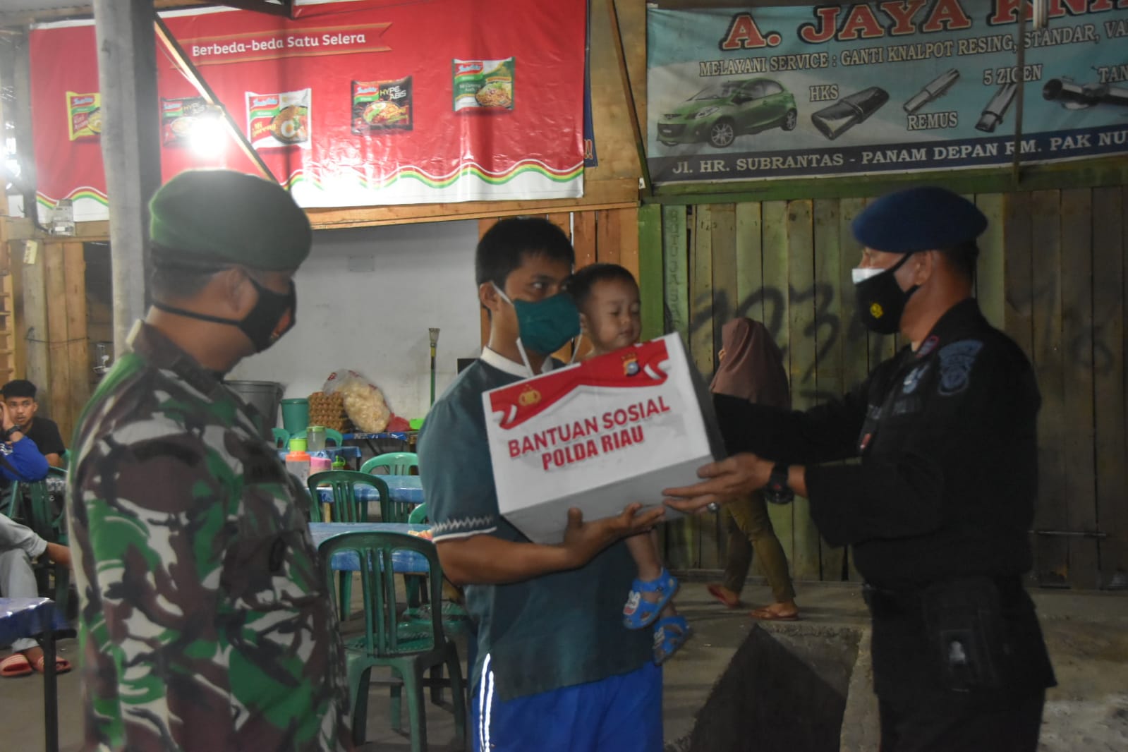 Personil Satuan Brimob Polda Riau Ikut Serta Dalam Kegiatan Patroli Skala Besar dan Penyaluran Bantuan Sosial Polda Riau