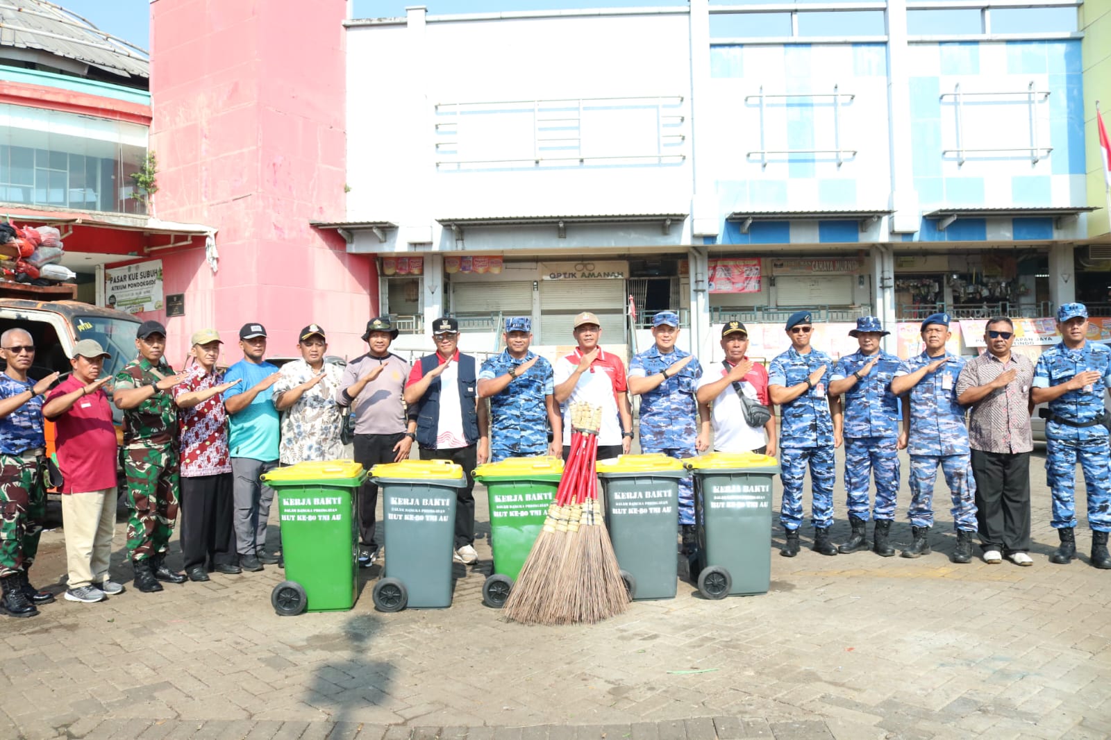 Peringati HUT TNI AU Ke-80 Personel Kodau I Laksanakan Kerja Bakti di Pasar Pondok Gede