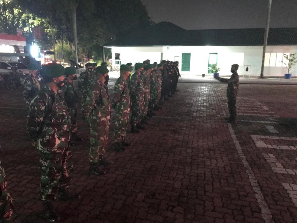 Kodim 0301/PBR Bersama Personil Satuan Brimob Polda Riau Gelar Patroli Rutin Gabungan Dan Penegakkan Prokes